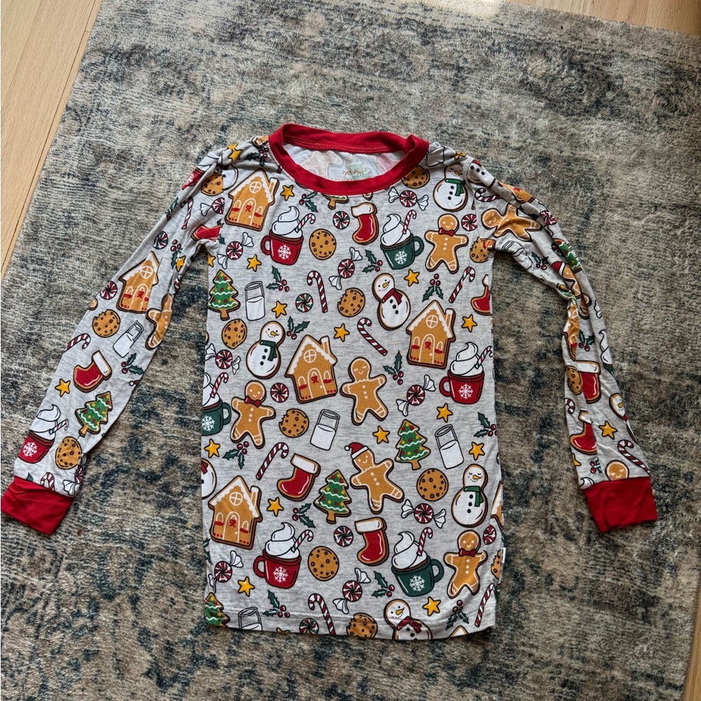 Little Sleepies Holiday Treats *just pj top* 
Size 5/6